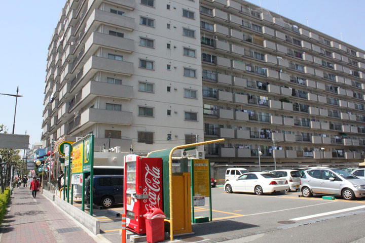 マンションを駐車場ごしに見た図